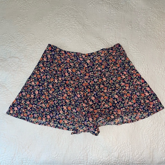 Urban Outfitters Kimchi Blue Flowy Floral Shorts - Picture 1 of 4
